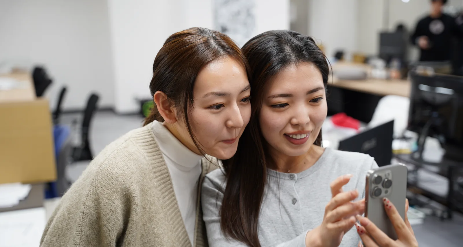 オフィスで投稿を確認している自社スタッフ