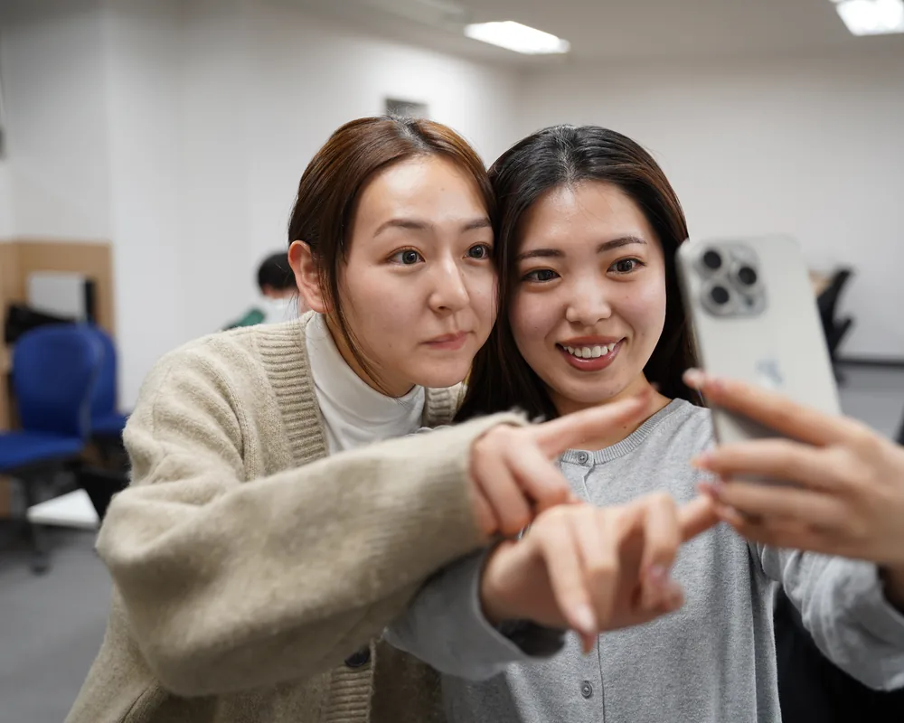スマートフォンで縦型動画を撮影している様子