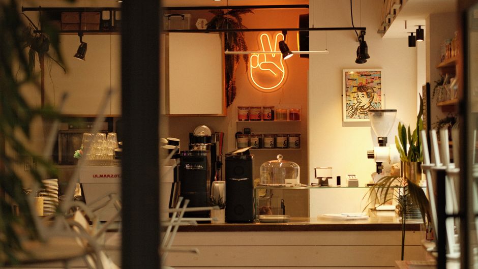カウンター席のある小さなカフェの明るい店内の様子