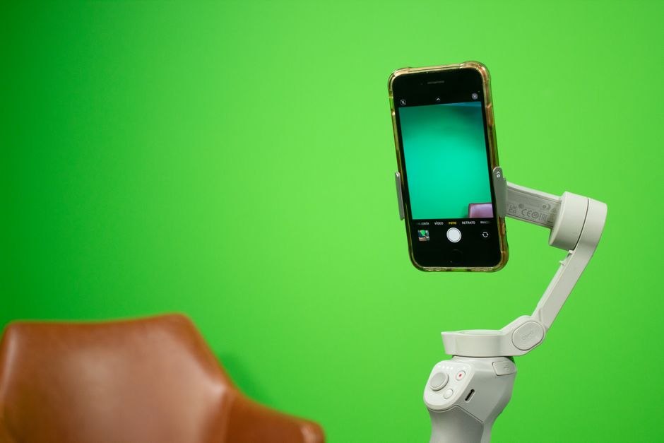 スマートフォンで縦向きの動画を撮影している場面