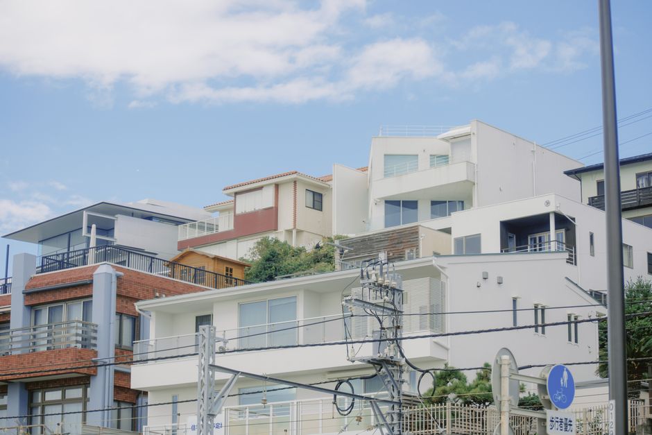 海沿いに広がる町並みと山を望む風景