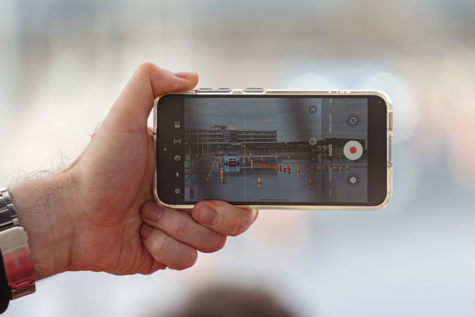 スマートフォンを三脚に固定して縦型動画を撮影する様子