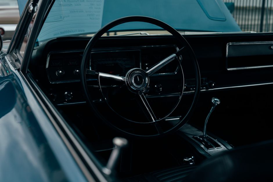 車内のダッシュボードと運転席まわりを近くから写した様子