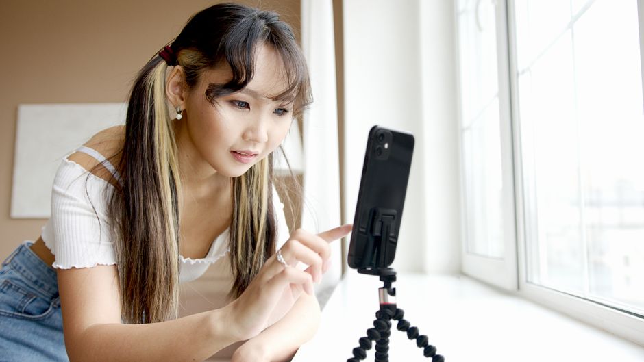 三脚に固定したスマートフォンで室内を縦向きに撮影している様子