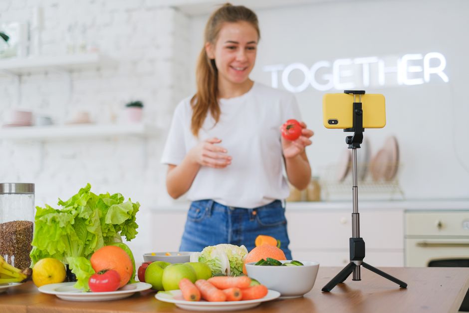 三脚に固定したスマートフォンで料理を撮影している様子