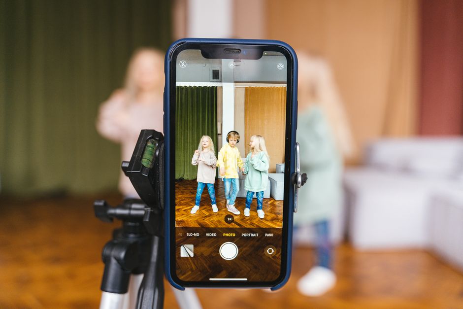 スマートフォンを縦に固定して動画を撮影している様子