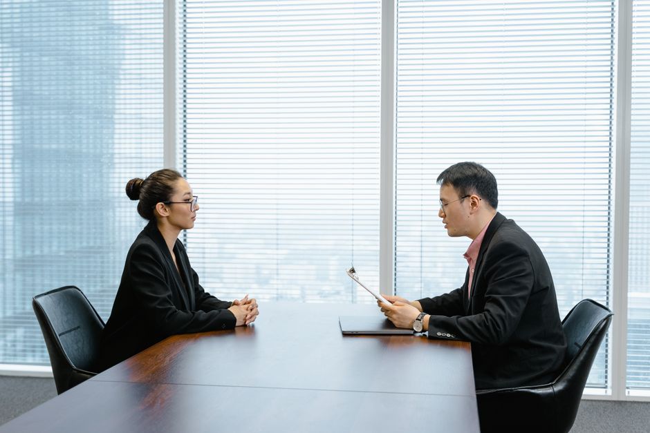 テーブルを挟んで面談をする相談者と担当者の様子