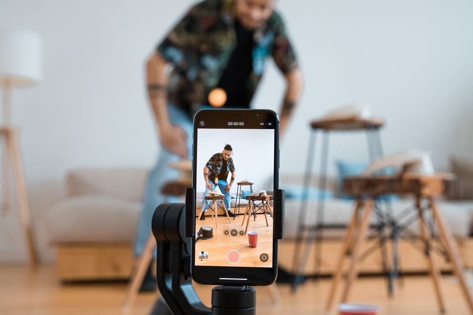 三脚に固定したスマートフォンで室内を撮影している様子